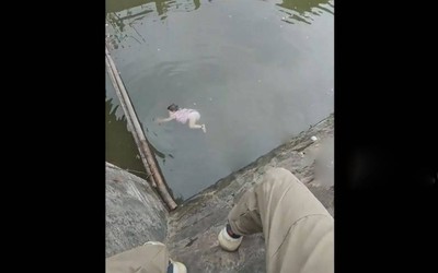 Người đàn ông nhảy xuống sông cứu bé gái 1 tuổi khỏi đuối nước