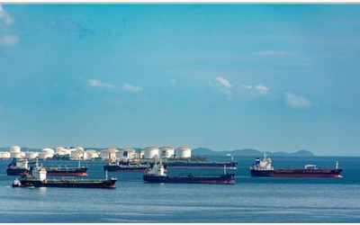 Tàu chở dầu bị hư hại sau vụ nổ gần eo biển Hormuz, vài giờ sau đòn không kích của Mỹ vào Iran