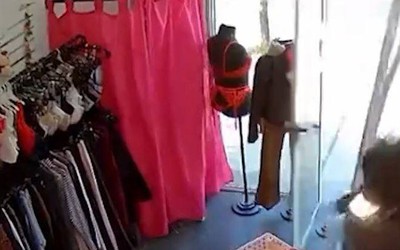 Xe máy mất kiểm soát lao thẳng vào cửa hàng quần áo