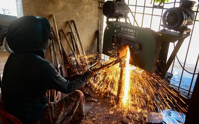 Mưu sinh trong lò rèn 1.000 độ  giữa đỉnh điểm nắng nóng