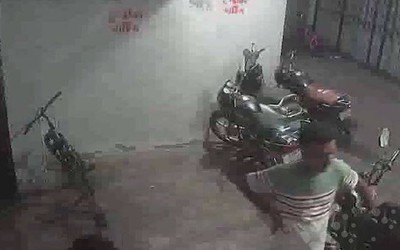 Trần nhà bất ngờ đổ sập, đè trúng 4 người đàn ông