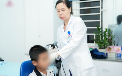 Đi bơi mùa hè nhiều trẻ nhập viện vì viêm tai, bác sĩ khuyên cha mẹ nên tránh điều này