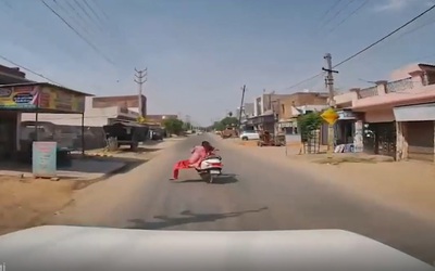 Đâm vào nắp cống khi đang vượt ô tô, người phụ nữ văng khỏi xe máy