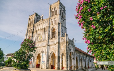 Khám phá Thánh đường Gothic 130 năm tuổi, nơi lưu giữ cuốn sách chữ Quốc ngữ đầu tiên tại Việt Nam