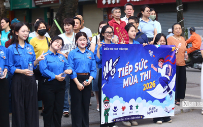 Từ cổng trường thi vào lớp 10: Sắc xanh tình nguyện tiếp sức mùa thi