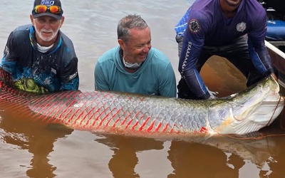 Ngư dân bắt được con cá khổng lồ hơn 2,15 mét, nặng 98 kg trên sông