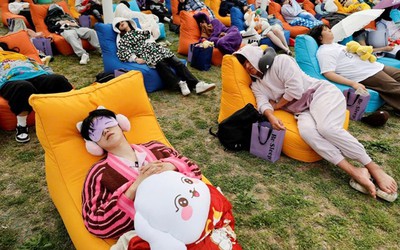 Hàng trăm người trẻ tham gia cuộc thi ngủ tại quốc gia thiếu ngủ nhất thế giới