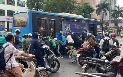 Thót tim khoảnh khắc hàng chục người nâng xe buýt cứu cô gái bị cuốn dưới gầm
