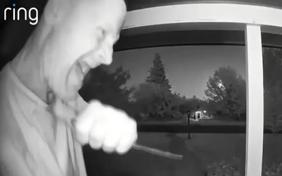 Đang xem tivi, người phụ nữ sốc nặng khi thấy cảnh tượng trên camera