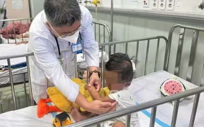 Vụ bé trai 2 tuổi ở Tp.HCM bị mẹ đẻ, cha dượng bạo hành: Người thân từ chối chăm sóc