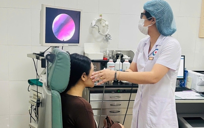 Đau họng sau khi ăn bánh mì, người phụ nữ 47 tuổi sốc nặng khi bác sĩ lấy ra thứ "đáng sợ"