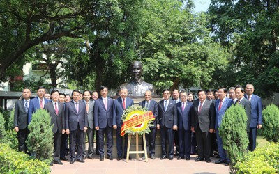 Tổng Bí thư, Chủ tịch nước Tô Lâm đặt vòng hoa tại tượng Bác Hồ ở Ấn Độ
