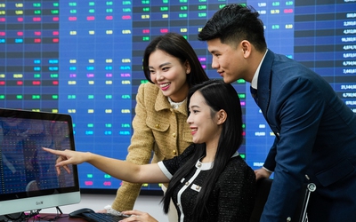 VN-Index tiến sát 1.925 điểm, khuyến nghị ưu tiên nhóm ngân hàng và tiêu dùng