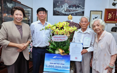 Thầy hiệu trưởng 91 tuổi tặng 1 tỷ đồng làm học bổng cho sinh viên nghèo: “Trả nợ cho đời bằng giáo dục”