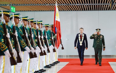 Thủ tướng đến Philippines, bắt đầu chương trình tham dự Hội nghị Cấp cao ASEAN