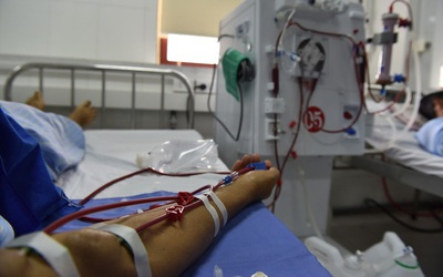Người đàn ông trẻ suy thận như cụ ông 80 tuổi vì duy trì thói quen ăn tối "cực hại"
