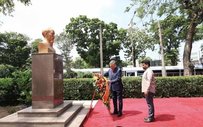 Tổng Bí thư, Chủ tịch nước Tô Lâm tưởng niệm Chủ tịch Hồ Chí Minh tại Sri Lanka
