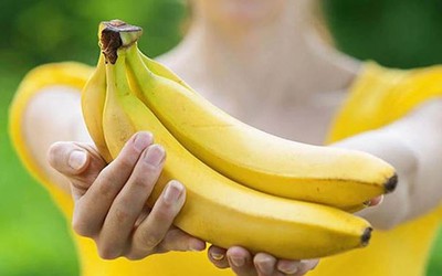 Cặp đôi ăn chuối "kiểu lạ" để chữa táo bón, bác sĩ hoảng sợ cảnh báo nguy cơ tử vong