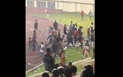Đội bóng thua trận, cổ động viên tràn xuống sân đập phá màn hình VAR