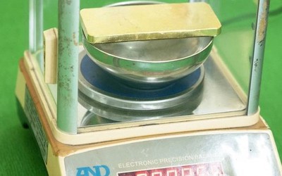 Bắt nam thanh niên vận chuyển gần 1kg vàng qua biên giới để nhận tiền công 700.000 đồng