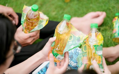Từ câu chuyện trúng 50 triệu đồng của cô chủ quán, hè này cả xóm nhỏ miền Tây lại háo hức xé nhãn nhập mã sau khi giải khát