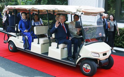 Tổng thống Philippines tự lái xe điện chở Tổng Bí thư, Chủ tịch nước Tô Lâm và Phu nhân