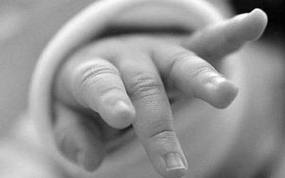 Bé gái 2 tuổi tử vong sau khi kêu đau họng, mẹ "khóc ngất" khi biết lý do