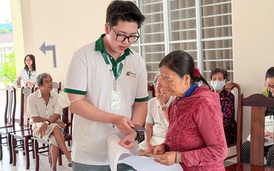 Bệnh viện Mắt Á Châu khám mắt miễn phí cho hơn 300 người dân Long Hải