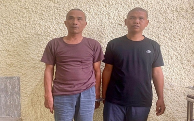 Đặt phong bì tiền vào xe ô tô của công an, 2 người đàn ông bị bắt