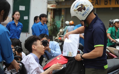 Người cha làm “đôi chân” đưa con đến phòng thi tốt nghiệp THPT 2026