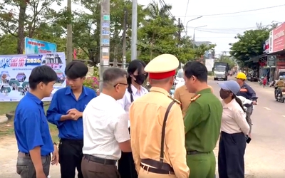 Đi nhầm điểm thi cách gần 30km, thí sinh được CSGT đưa đến phòng thi kịp giờ