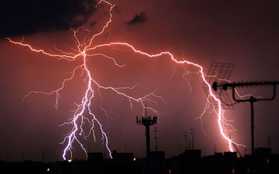 Khi trời giông bão, nên tắt ngay điều hoà vì lý do này