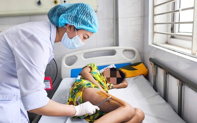 Tưởng đau cơ do vận động, bé trai rơi vào sốc nhiễm khuẩn do tụ cầu vàng