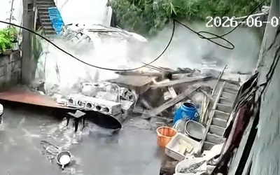 Nhà vệ sinh bất ngờ đổ sập, đè trúng người phụ nữ