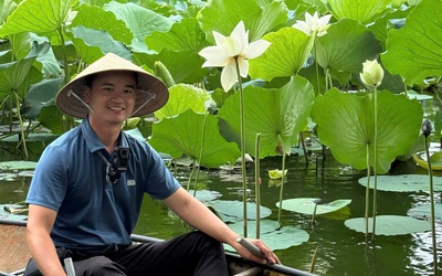 Ngắm bông sen “sinh đôi” hiếm thấy ở Huế, hé lộ nghề kiếm tiền triệu từ sen