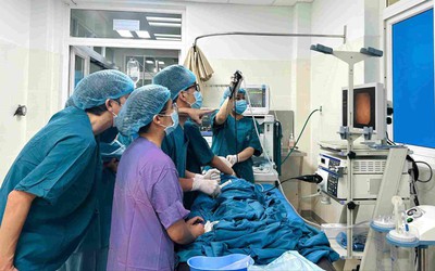Bé bị ho nhiều, khó thở, bố mẹ sốc khi bác sĩ gắp ra thứ "đáng sợ" trong khí quản