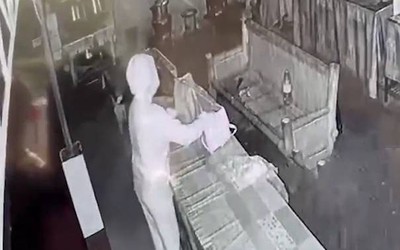 Camera giám sát ghi lại cảnh tượng bất ngờ trong quán cà phê