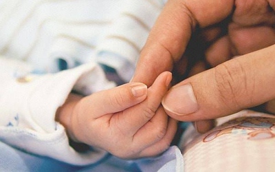 Con nhỏ tử vong bất thường, người mẹ bị bắt