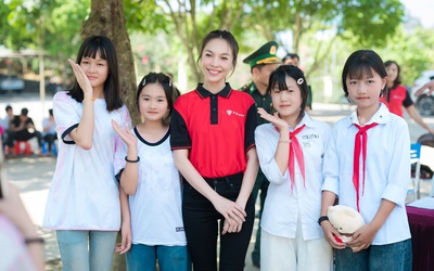 Ca sĩ Hiền Thục khoe nhan sắc không tuổi, chấp cả camera thường