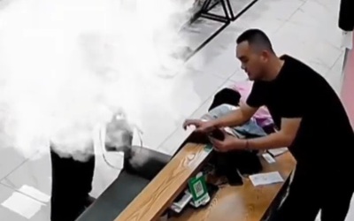 Người phụ nữ thử đồ suốt 2 tiếng và cái kết khiến chủ cửa hàng cười lớn
