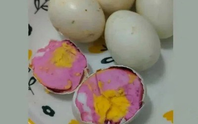 Người phụ nữ "sốc nặng" khi phát hiện trứng luộc chuyển sang màu hồng