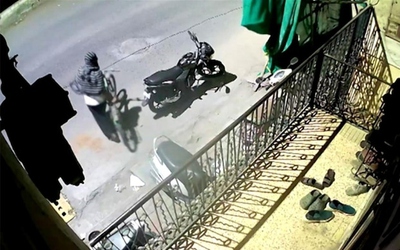 Trộm xe đạp rồi trả lại, người phụ nữ có hành động lạ trước camera