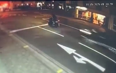 Say rượu, tài xế ô tô đâm trúng người đi xe máy đang dừng đèn đỏ
