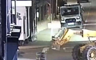 Nhóm cướp dùng xe nâng phá máy ATM lấy sạch tiền trong đêm