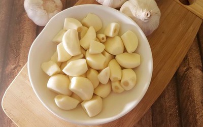 Ăn tỏi mỗi sáng khi bụng đói, người đàn ông 58 tuổi nhận cái kết "không thể ngờ"