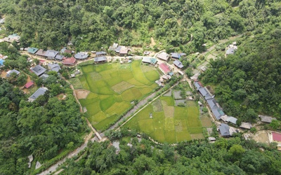 Khám phá hang động 250 triệu năm tuổi, hút khách Tây trekking ở Pù Luông