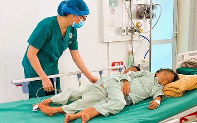 Ăn món quen thuộc, 3 anh em nhỏ cùng nhập viện cấp cứu