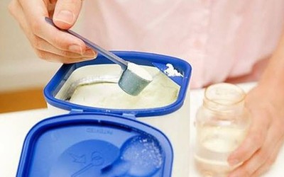 Bé trai 3 tháng tuổi nhập viện cấp cứu vì cha mẹ pha sữa bằng loại nước này
