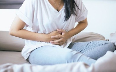 Đau bụng dữ dội, người phụ nữ 52 tuổi sốc nặng sau khi đi cấp cứu
