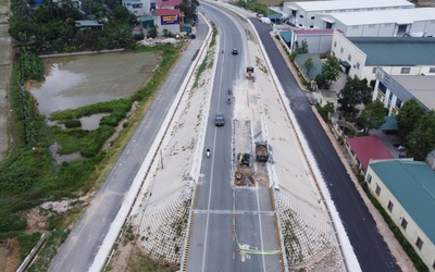 Cầu vượt đường sắt Quốc lộ 45 vừa thông xe đã sụt lún, bong tróc